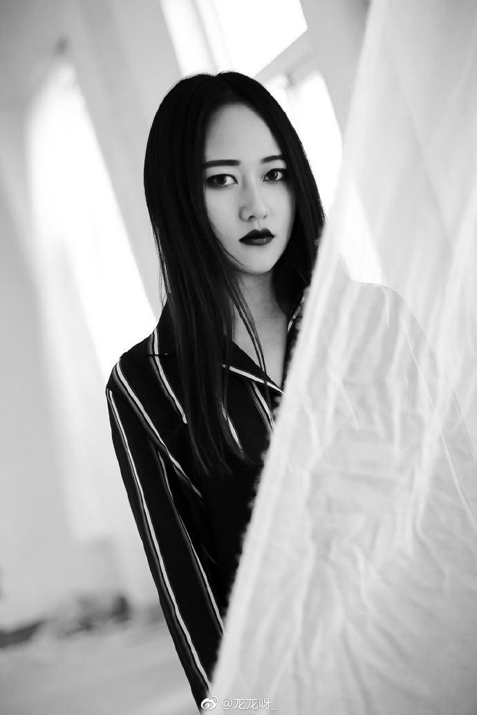 清纯美女美含姨妈色口红诱惑图片
