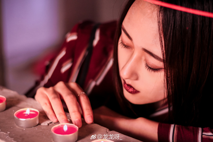 清纯美女美含姨妈色口红诱惑图片