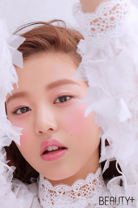 韩国女团IZONE张元英时尚杂志<Beauty +>封面画报公