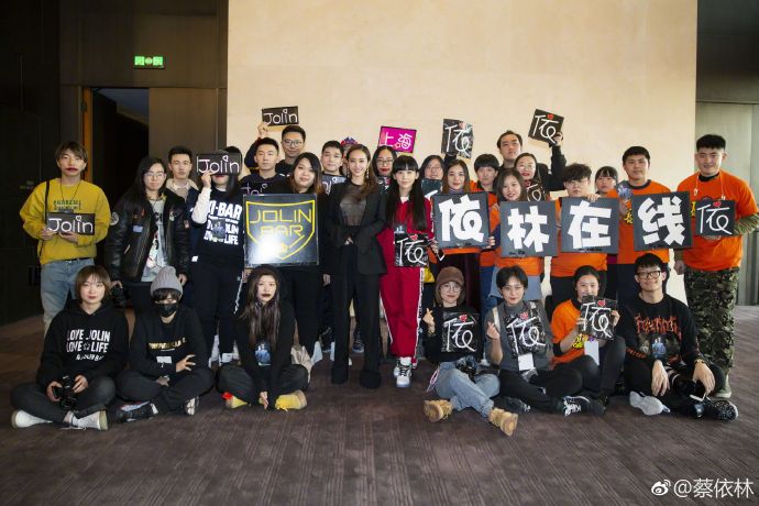 台湾女歌手蔡依林黑色西装出席活动图片