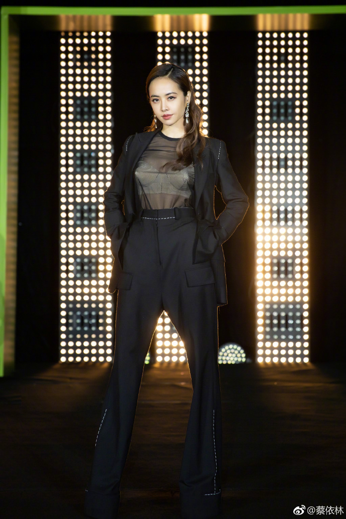 台湾女歌手蔡依林黑色西装出席活动图片