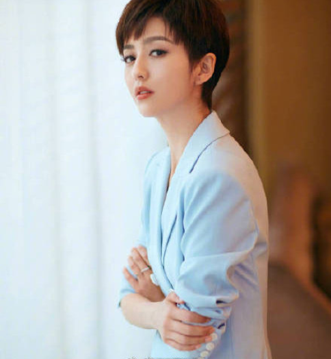 新疆美女明星佟丽娅短发图片