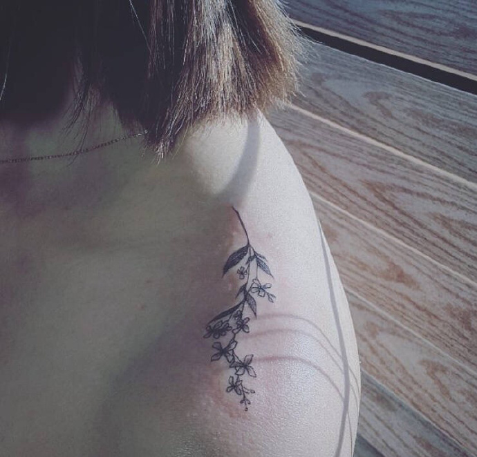 女生锁骨纹身小图案图片