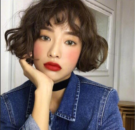 时尚可爱的短发眉上刘海发型参考