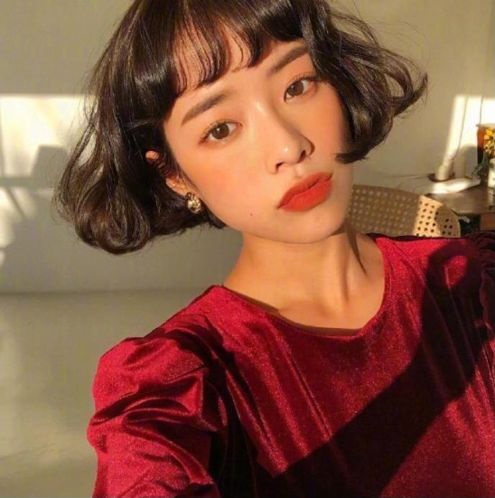 时尚可爱的短发眉上刘海发型参考