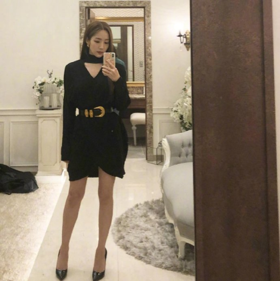 韩国美女明星朴敏英私服穿搭图片
