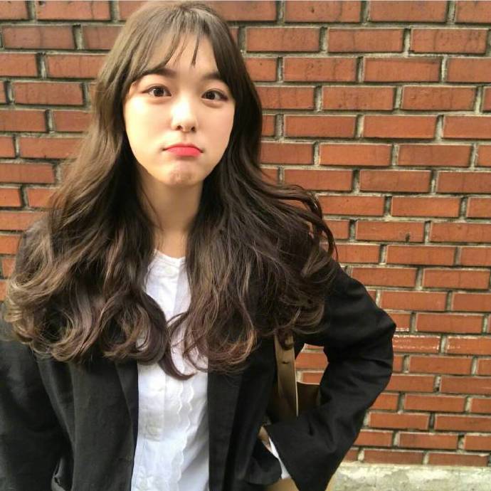 浪漫的长卷发美女自拍照