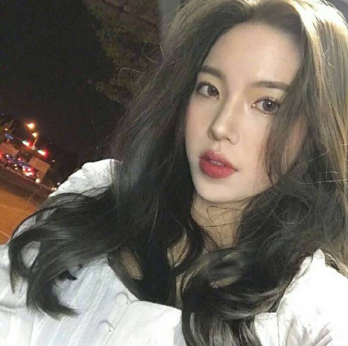 浪漫的长卷发美女自拍照
