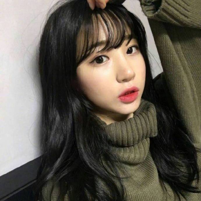 浪漫的长卷发美女自拍照