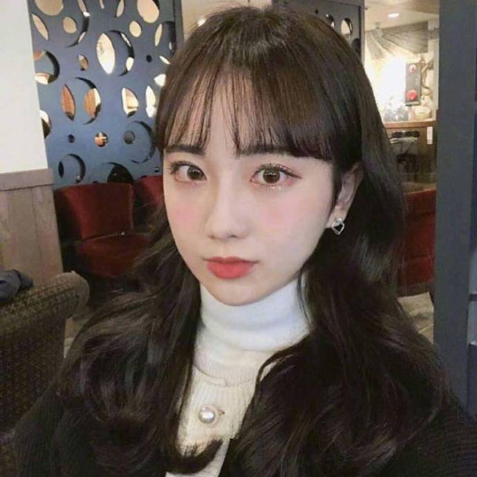 浪漫的长卷发美女自拍照