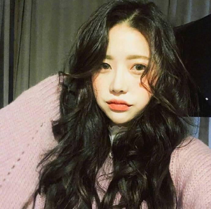 浪漫的长卷发美女自拍照