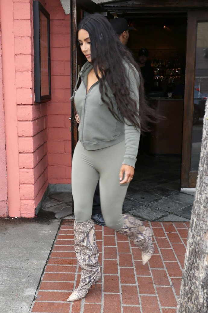 欧美美女明星Kim Kardashian灰色时髦穿搭图片