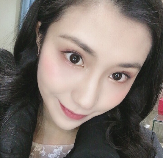 清纯艺术生自拍大眼美女图片