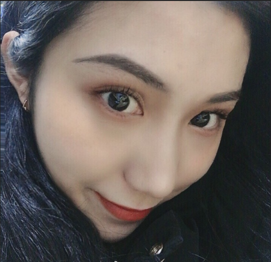 清纯艺术生自拍大眼美女图片