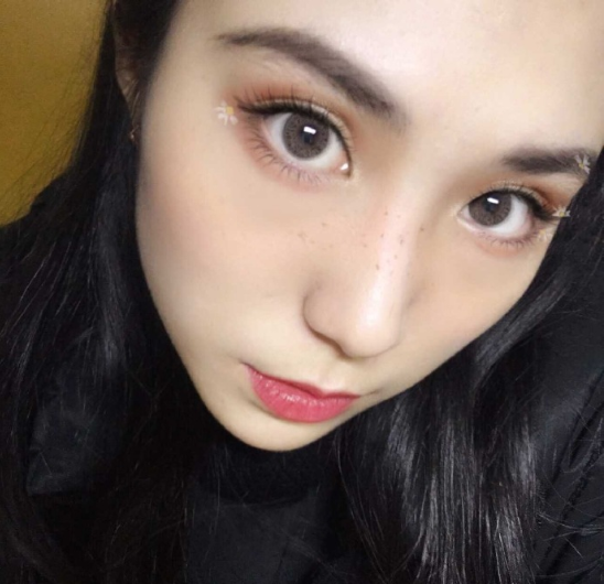 清纯艺术生自拍大眼美女图片
