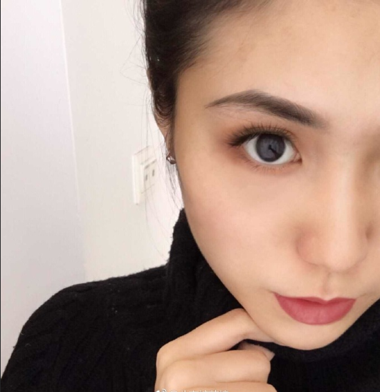 清纯艺术生自拍大眼美女图片