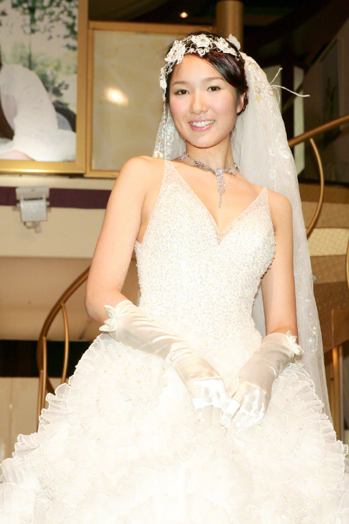 上海美女模特李亚男香港出席婚纱展活动登台走