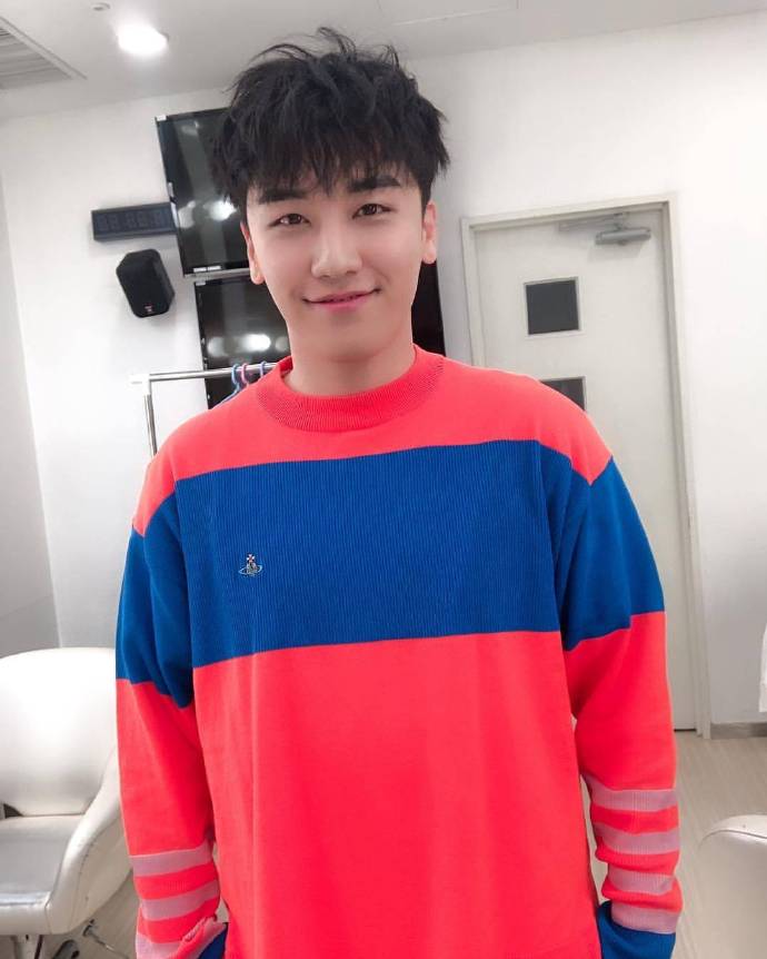 韩国男团Bigbang胜利可爱九连拍图片