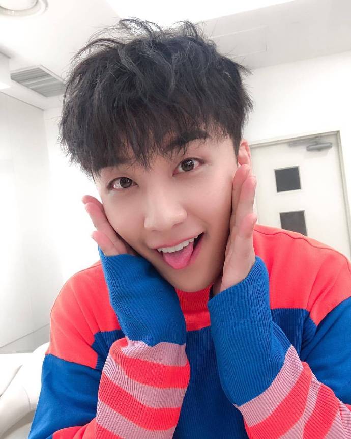 韩国男团Bigbang胜利可爱九连拍图片