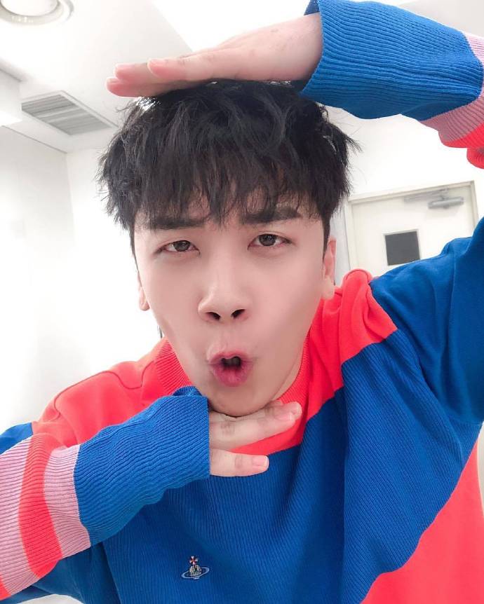 韩国男团Bigbang胜利可爱九连拍图片