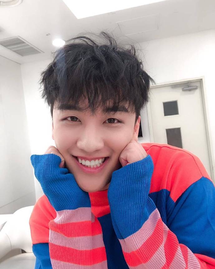 韩国男团Bigbang胜利可爱九连拍图片