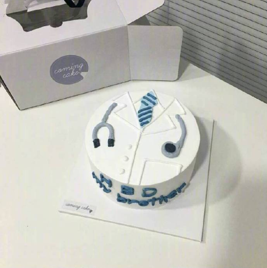 浅色系生日蛋糕图片