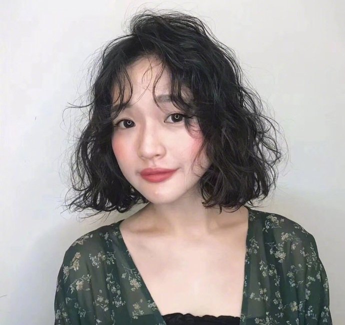 爆炸头美女自拍照
