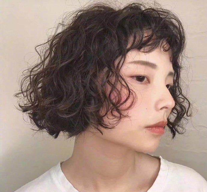 爆炸头美女自拍照