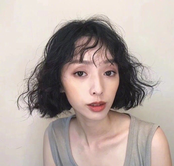 爆炸头美女自拍照