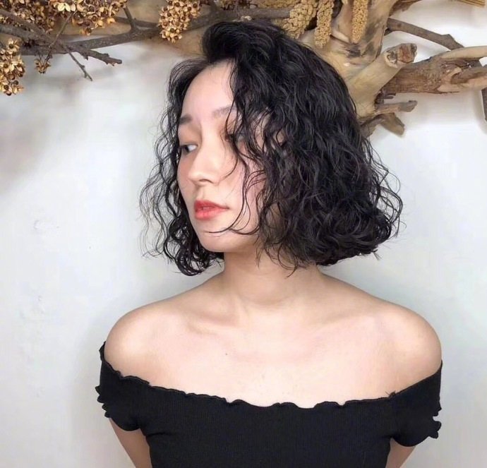 爆炸头美女自拍照