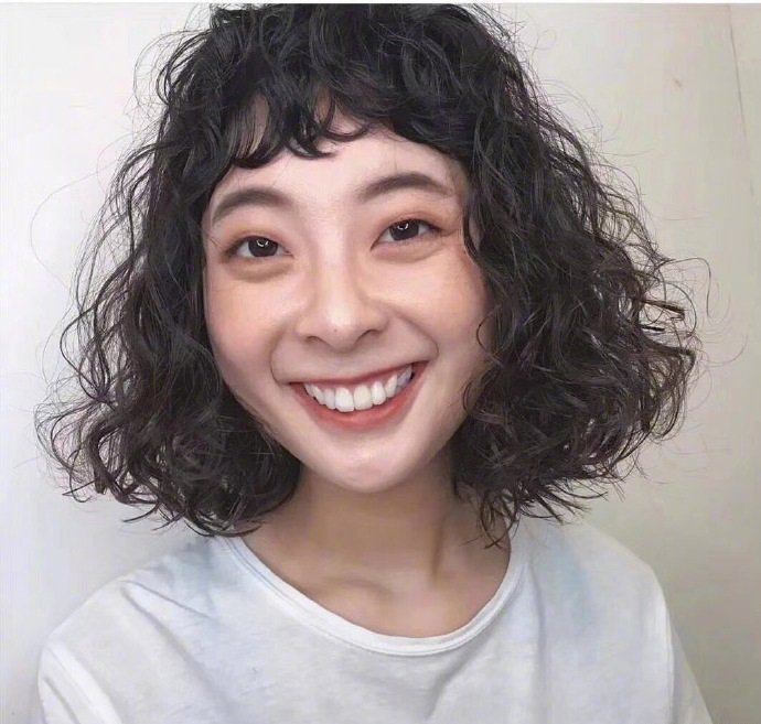 爆炸头美女自拍照