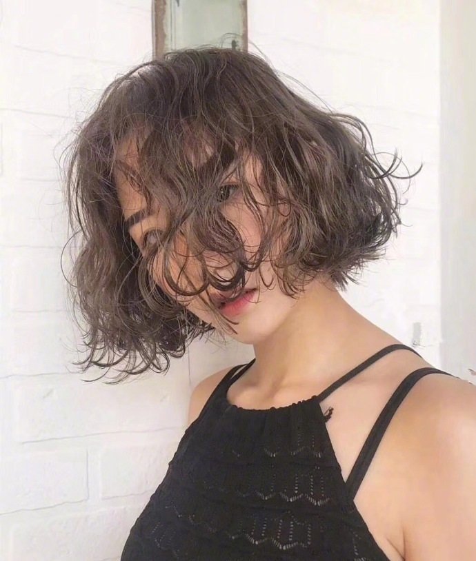 爆炸头美女自拍照