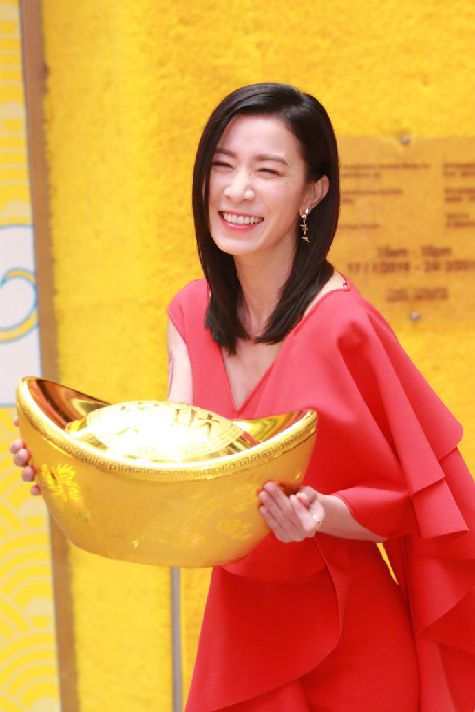 香港美女明星佘诗曼出席新春活动图片