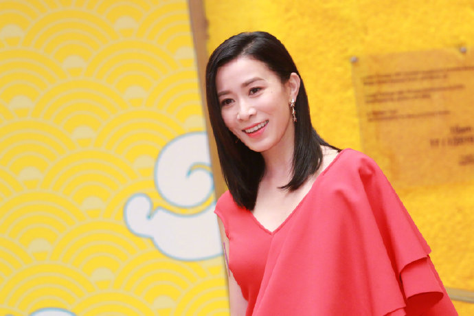 香港美女明星佘诗曼出席新春活动图片