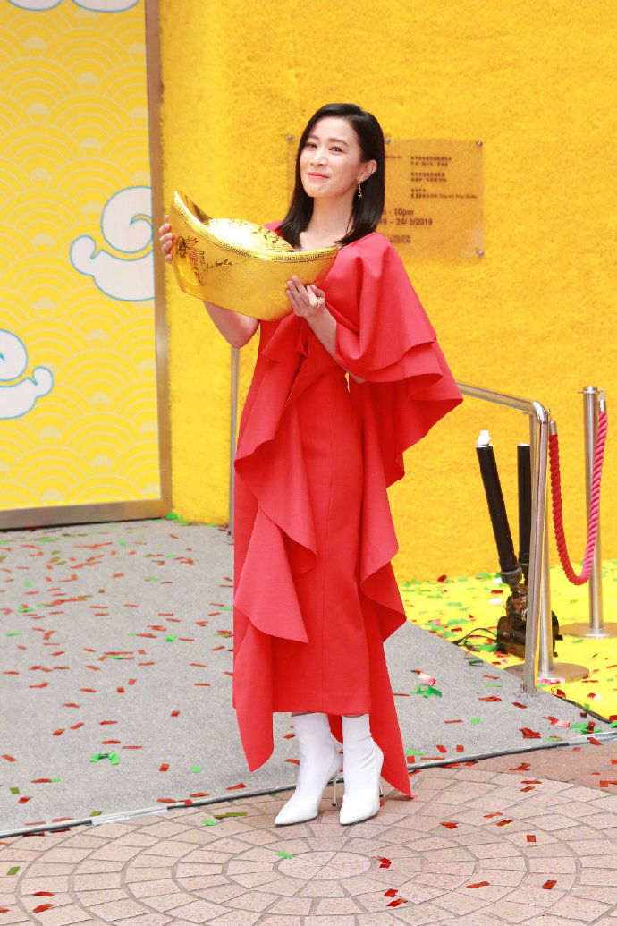香港美女明星佘诗曼出席新春活动图片