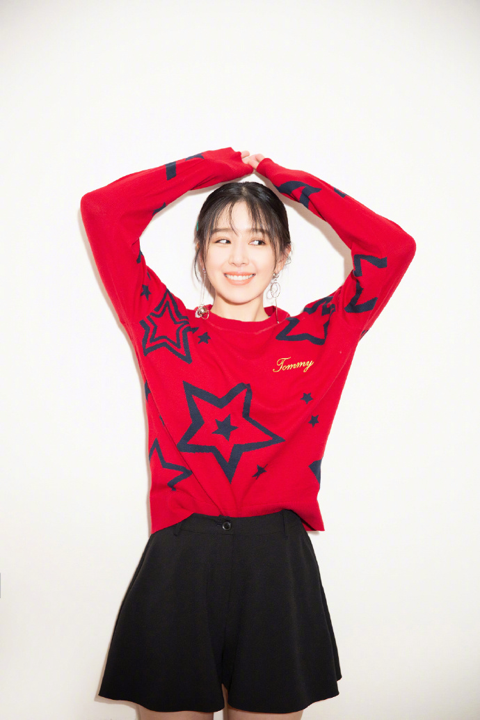 东北美女明星阚清子新年红毛衣写真图片