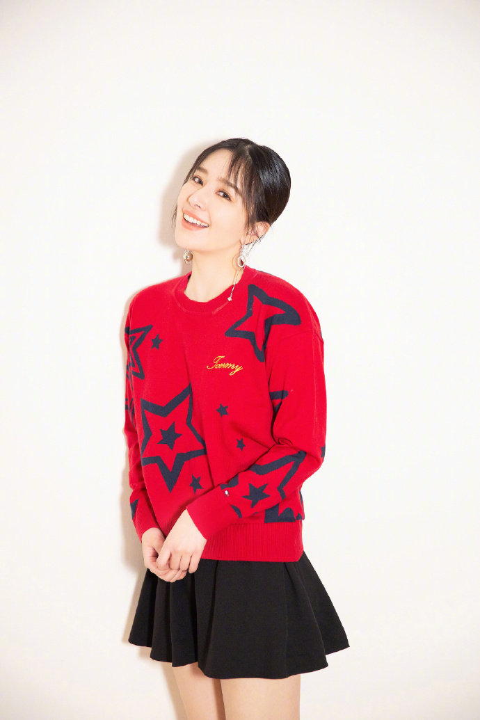 东北美女明星阚清子新年红毛衣写真图片