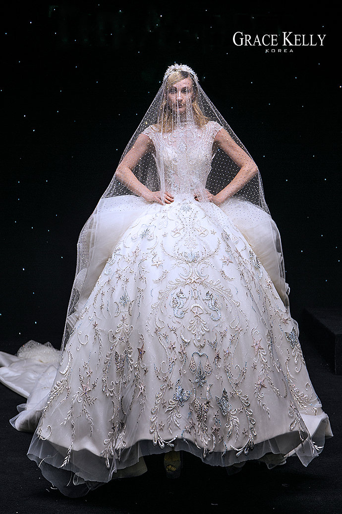 好看的婚纱照图片 刺绣礼服婚纱图片