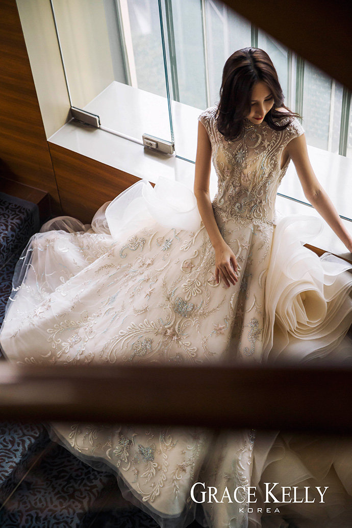 好看的婚纱照图片 刺绣礼服婚纱图片