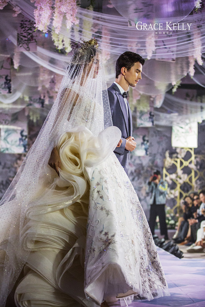 好看的婚纱照图片 刺绣礼服婚纱图片