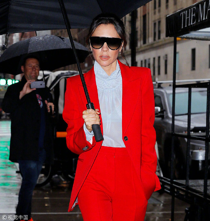 欧美美女明星Victoria Beckham红色西服霸气全开图片