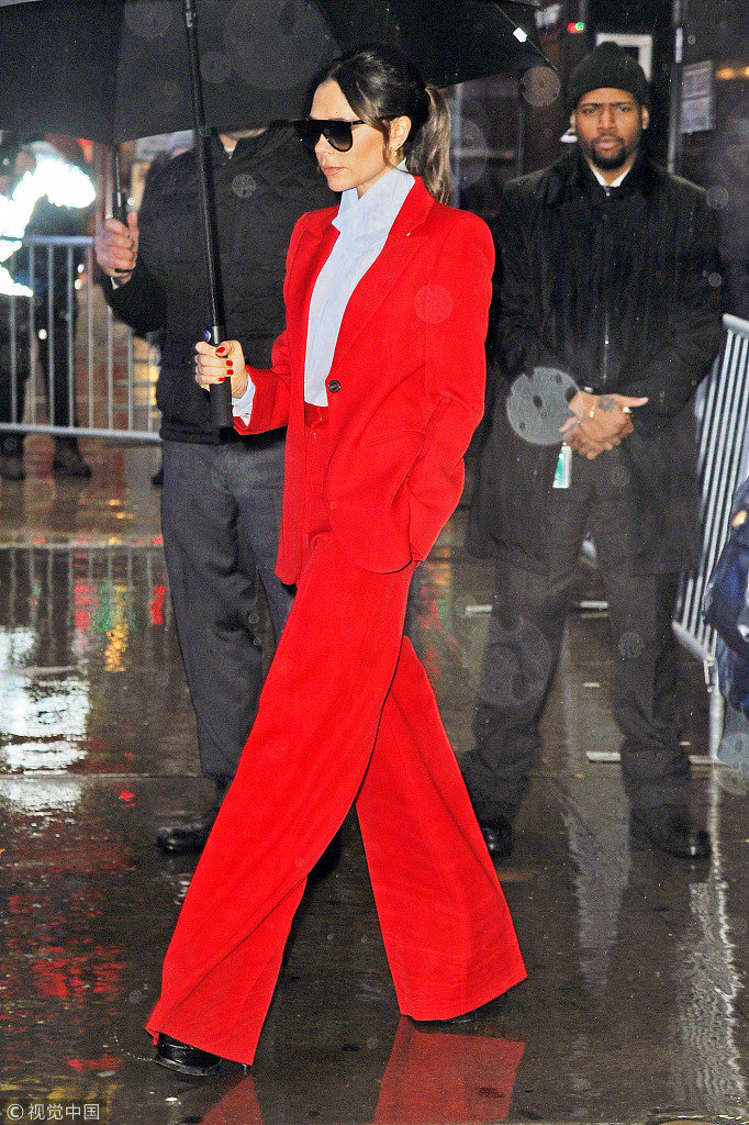 欧美美女明星Victoria Beckham红色西服霸气全开图片