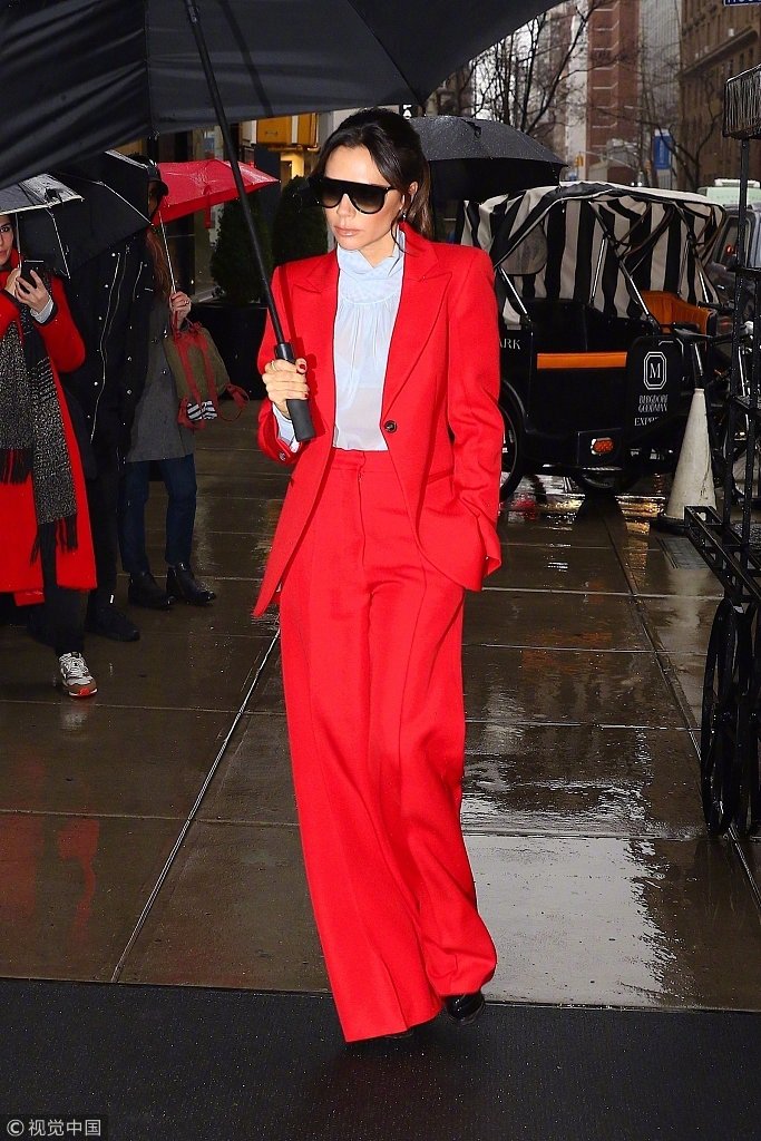 欧美美女明星Victoria Beckham红色西服霸气全开图片