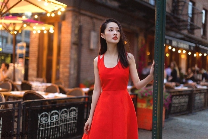 红裙加身的江苏美女明星李沁娇俏清丽图片