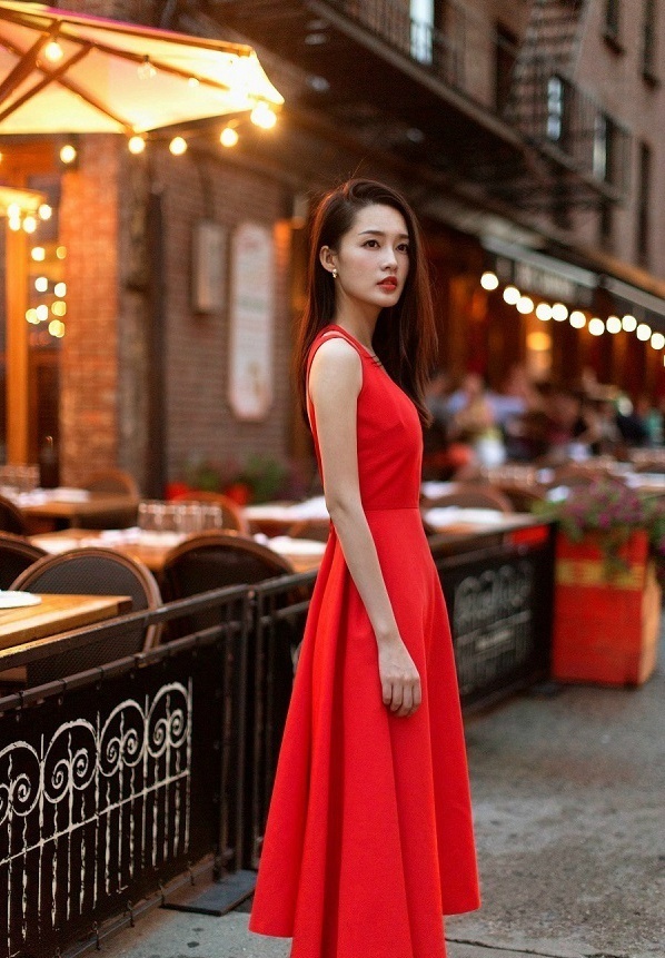 红裙加身的江苏美女明星李沁娇俏清丽图片
