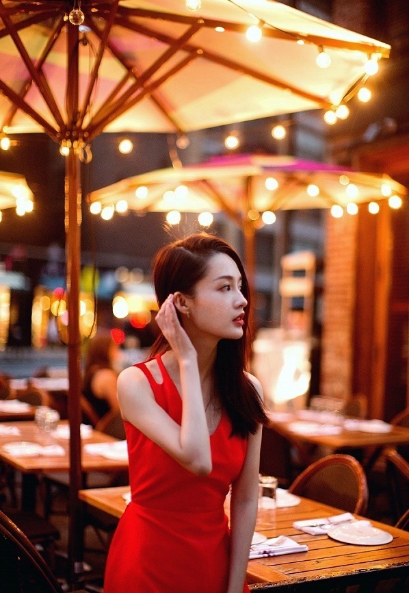 红裙加身的江苏美女明星李沁娇俏清丽图片