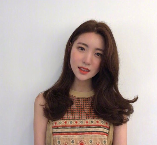 2019春节回家长发卷发发型图片