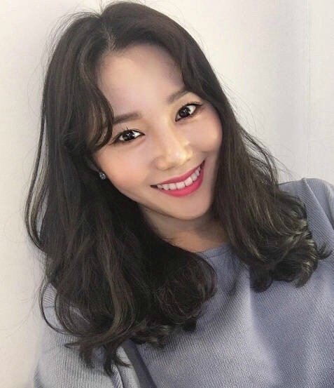 齐肩中长发带一些凌乱小卷发型美女自拍照