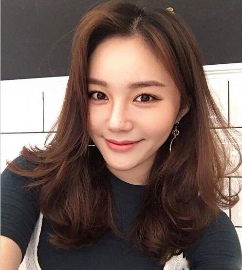 齐肩中长发带一些凌乱小卷发型美女自拍照