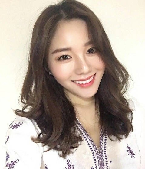 齐肩中长发带一些凌乱小卷发型美女自拍照